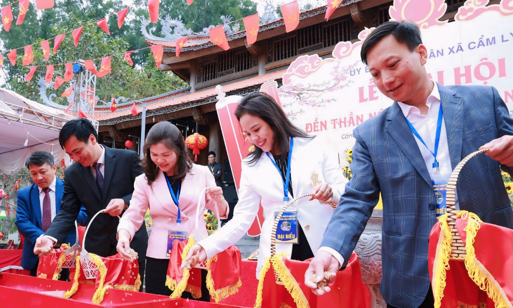 Các đại biểu gieo hạt giống thực hiện nghi thức khai canh, hạ điền. Các đại biểu gieo hạt giống thực hiện nghi thức khai canh, hạ điền.