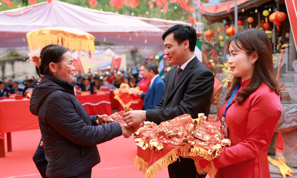 Đồng chí Nguyễn Văn Nhân, Bí thư Đảng ủy, Chủ tịch HĐND xã Cẩm Lý phát hạt giống cho các thôn. Đồng chí Nguyễn Văn Nhân, Bí thư Đảng ủy, Chủ tịch HĐND xã Cẩm Lý phát hạt giống cho các thôn.