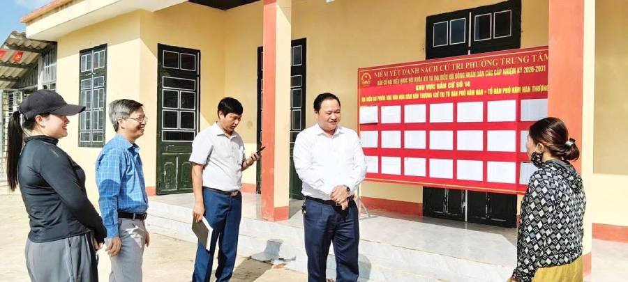 L&atilde;nh đạo phường Trung t&acirc;m kiểm tra c&ocirc;ng t&aacute;c chuẩn bị bầu cử tr&ecirc;n địa b&agrave;n.