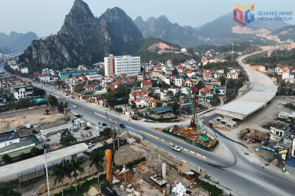 C&ocirc;ng trường thi c&ocirc;ng n&uacute;t giao Quang Hanh nối với Quốc lộ 18