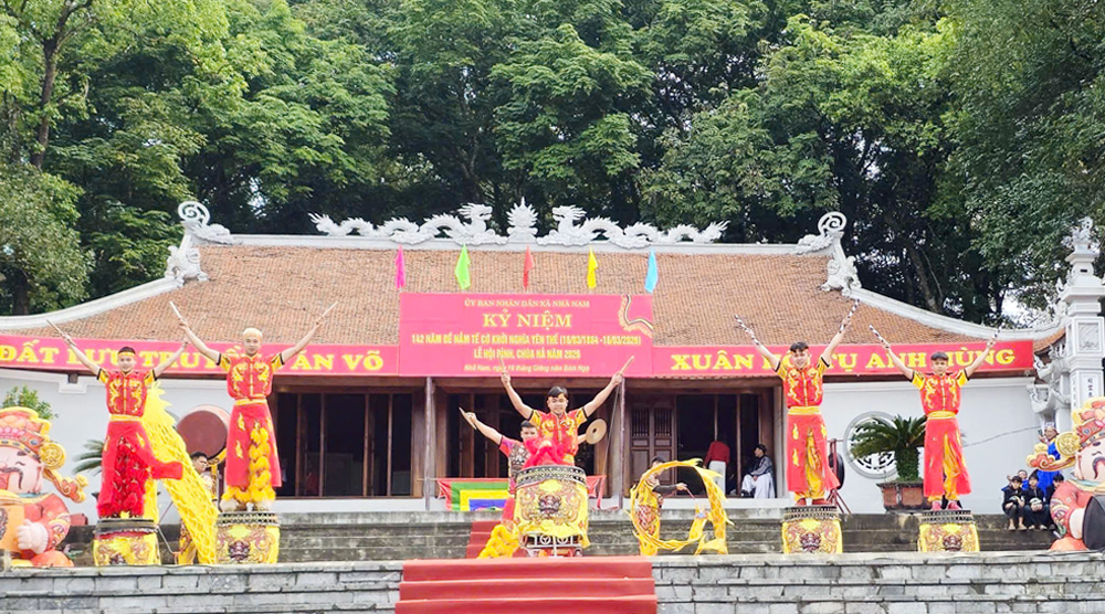 Màn trống hội rộn ràng. Màn trống hội rộn ràng.