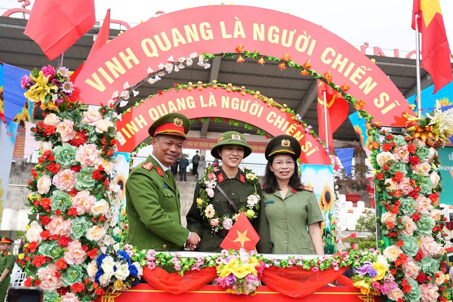 Cử nh&acirc;n Đinh Thị Trang t&acirc;n binh sẵn s&agrave;ng l&ecirc;n đường nhập ngũ l&agrave;m l&iacute;nh nghĩa vụ C&ocirc;ng an năm 2026. Ảnh: Ph&uacute;c Kh&aacute;nh
