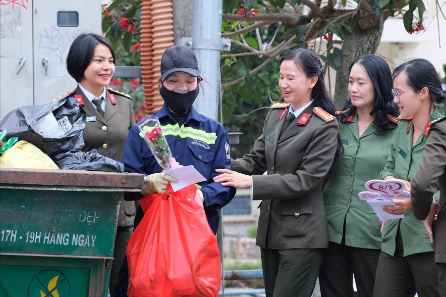 &Yacute; nghĩa lan tỏa y&ecirc;u thương từ những m&oacute;n qu&agrave; bất ngờ trong dịp 8/3