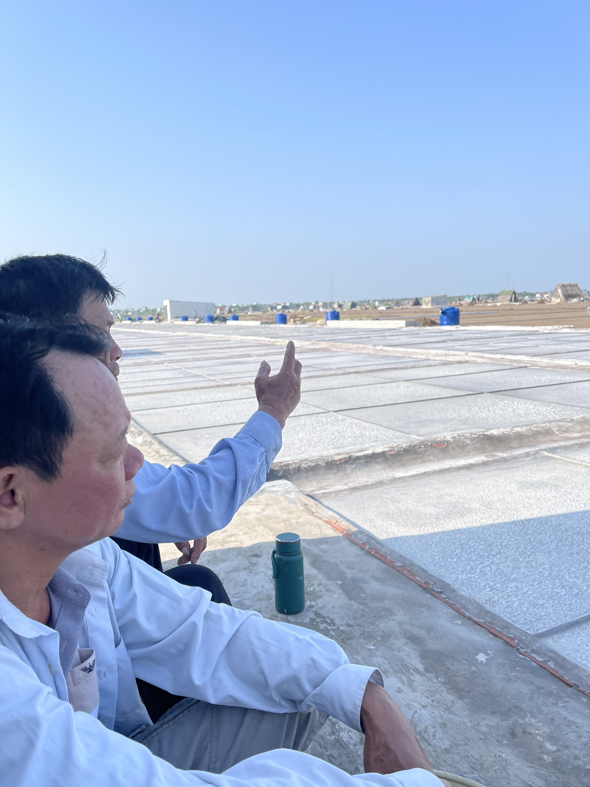 Những người gắn b&oacute; l&acirc;u năm với ng&agrave;nh muối đều biết đến b&agrave; Trần Thị B&igrave;nh như một người phụ nữ ki&ecirc;n cường v&agrave; tận t&acirc;m với nghề.