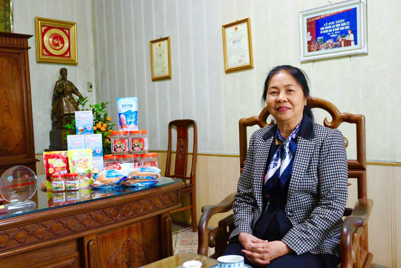 B&agrave; Trần Thị B&igrave;nh chủ tịch hội đồng quản trị ki&ecirc;m gi&aacute;m đốc c&ocirc;ng ty