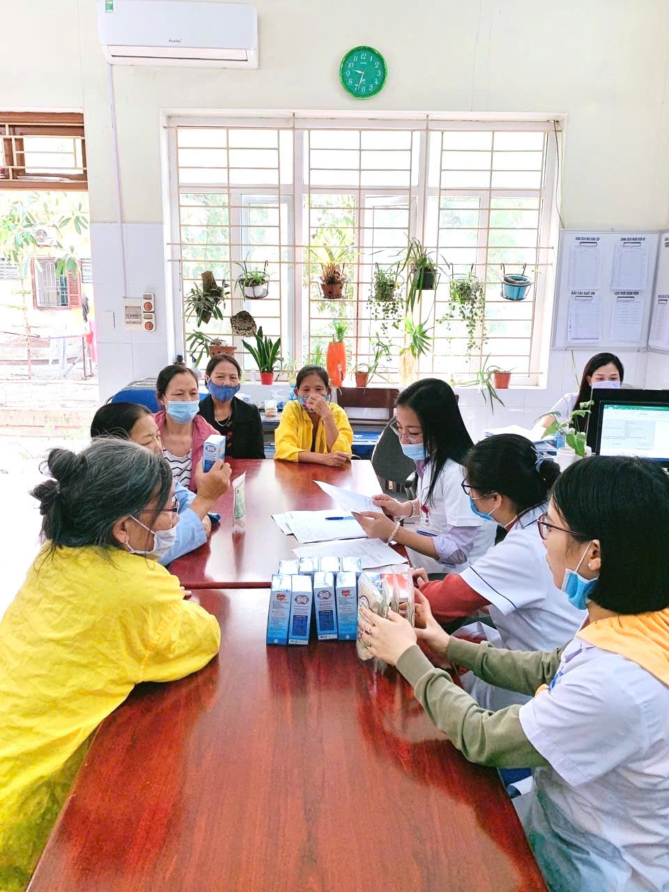 B&agrave; thường xuy&ecirc;n phối hợp với c&aacute;c trường học, hội phụ nữ, Sở Y tế, Sở Khoa học &ndash; C&ocirc;ng nghệ để phổ biến kiến thức về sử dụng muối hợp l&yacute; trong dinh dưỡng.