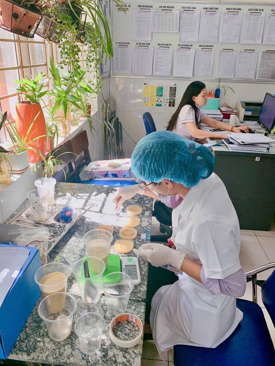 Khoa dinh dưỡng của bệnh viện đa khoa tỉnh Th&aacute;i B&igrave;nh kiểm định chất lượng muối nhạt ROYAL.