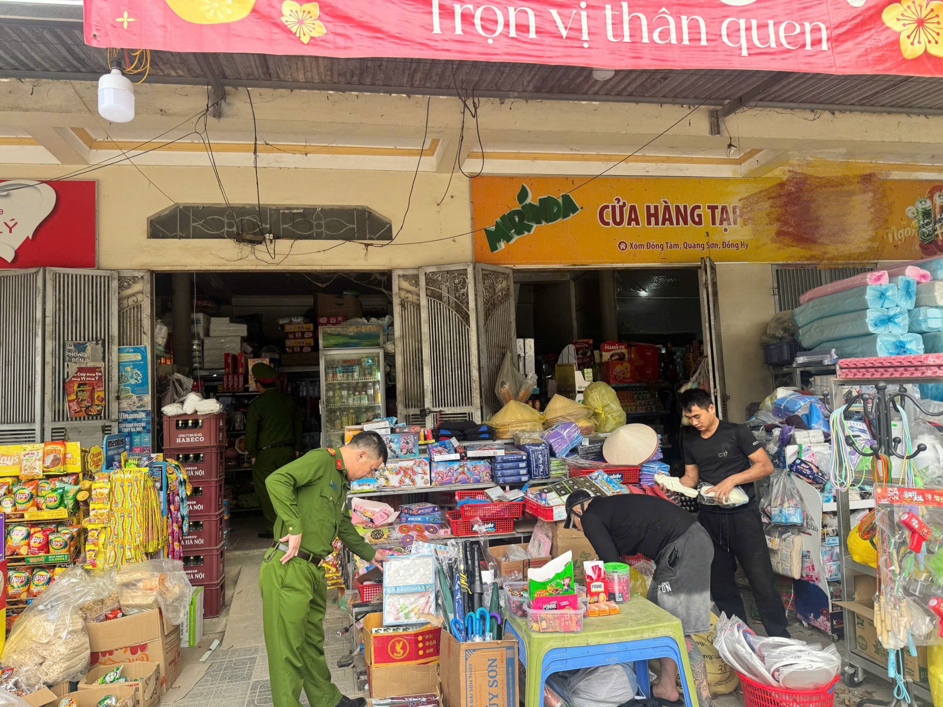 Lực lượng C&ocirc;ng an x&atilde; kiểm tra nguồn gốc xuất xứ h&agrave;ng h&oacute;a tại cơ sở kinh doanh. Ảnh: C&ocirc;ng an cung cấp