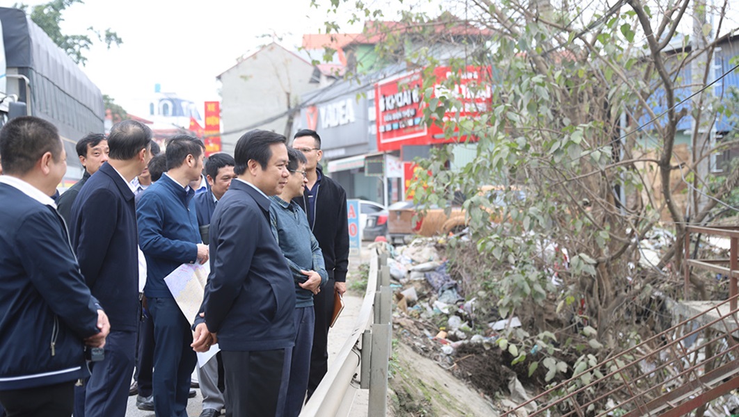 L&atilde;nh đạo tỉnh Hưng Y&ecirc;n đi kiểm tra c&ocirc;ng t&aacute;c cải tạo dự &aacute;n thủy lợi.