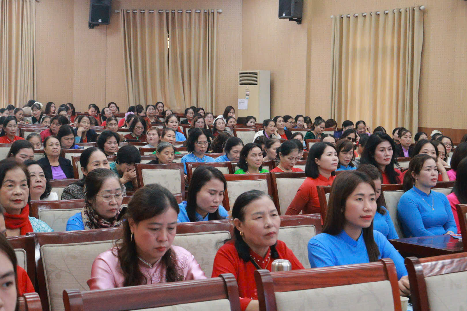 Các cán b&ocirc;̣, h&ocirc;̣i vi&ecirc;n phụ nữ tham dự h&ocirc;̣i nghị.