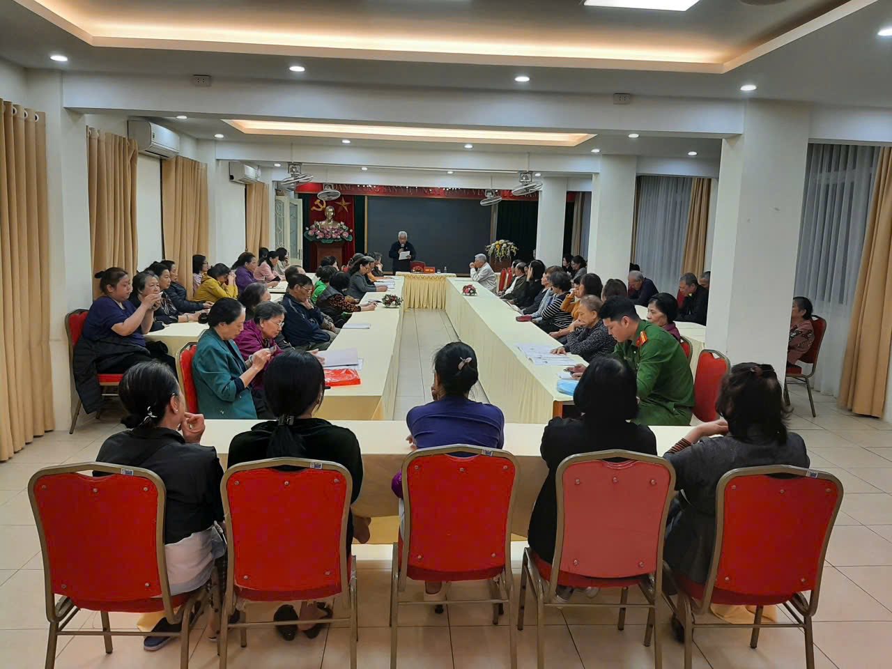 Cử tri phường Ho&agrave;n Kiếm (TP H&agrave; Nội) tham dự hội nghị sinh hoạt, t&igrave;m hiểu th&ocirc;ng tin về ti&ecirc;u chuẩn v&agrave; tiểu sử người ứng cử đại biểu Quốc hội v&agrave; đại biểu Hội đồng nh&acirc;n d&acirc;n c&aacute;c cấp nhiệm kỳ 2026&ndash;2031.