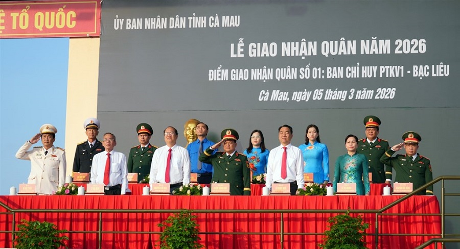 Đại biểu tham dự buổi lễ tại Điểm giao nhận qu&acirc;n số 01: Ban Chỉ huy Ph&ograve;ng thủ khu vực 1 - Bạc Li&ecirc;u.