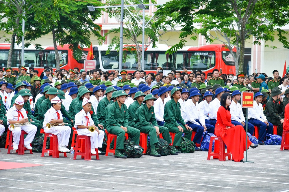 Quang cảnh Lễ giao nhận qu&acirc;n tại BCH ph&ograve;ng thủ khu vực 6 - Ngọc Ch&uacute;c, tỉnh An Giang.