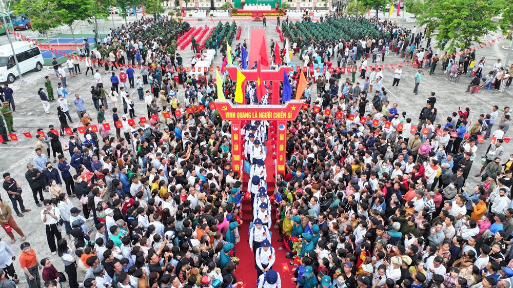 C&aacute;c chiến sĩ mới bước qua C&ocirc;̉ng vinh quang, sẵn sàng l&ecirc;n đường thực hi&ecirc;̣n nhi&ecirc;̣m vụ bảo v&ecirc;̣ T&ocirc;̉ qu&ocirc;́c.