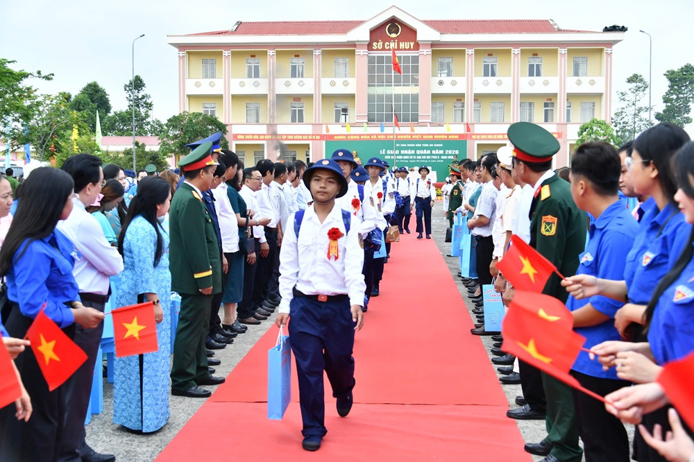 C&aacute;c chiến sĩ mới chia tay người th&acirc;n, gia đ&igrave;nh l&ecirc;n đường thực hi&ecirc;̣n nhi&ecirc;̣m vụ bảo v&ecirc;̣ T&ocirc;̉ qu&ocirc;́c.