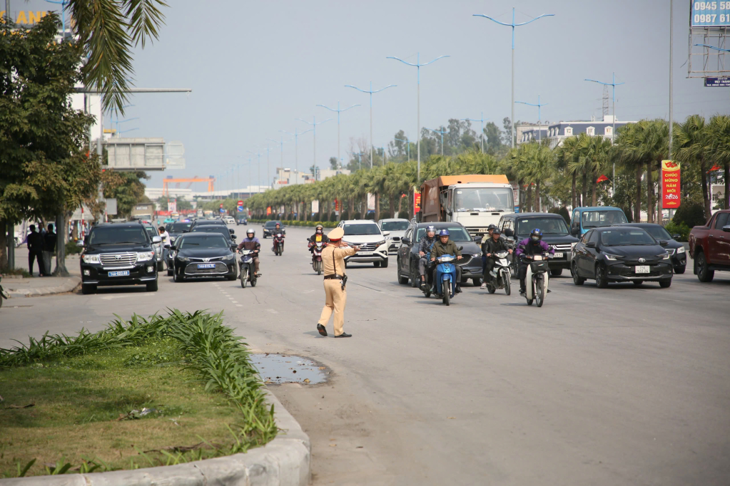 Lực lượng Cảnh s&aacute;t giao th&ocirc;ng ph&acirc;n luồng giao th&ocirc;ng tại khu vực ng&atilde; tư Ao C&aacute;