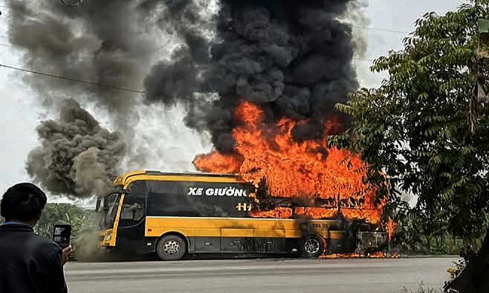 Bắc Ninh: Xe ô tô chờ đón công nhân bất ngờ bốc cháy