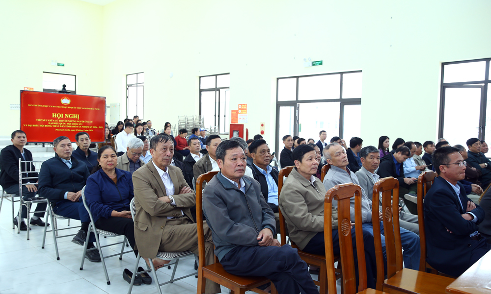 Cử tri phường V&acirc;n H&agrave; tại buổi tiếp x&uacute;c.