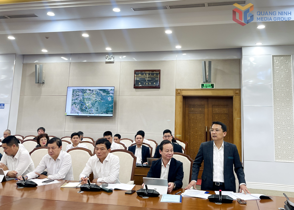 L&atilde;nh đạo Tổng C&ocirc;ng ty Điện lực miền Bắc b&aacute;o c&aacute;o c&ocirc;ng t&aacute;c đầu tư của ng&agrave;nh Điện tr&ecirc;n địa b&agrave;n tỉnh