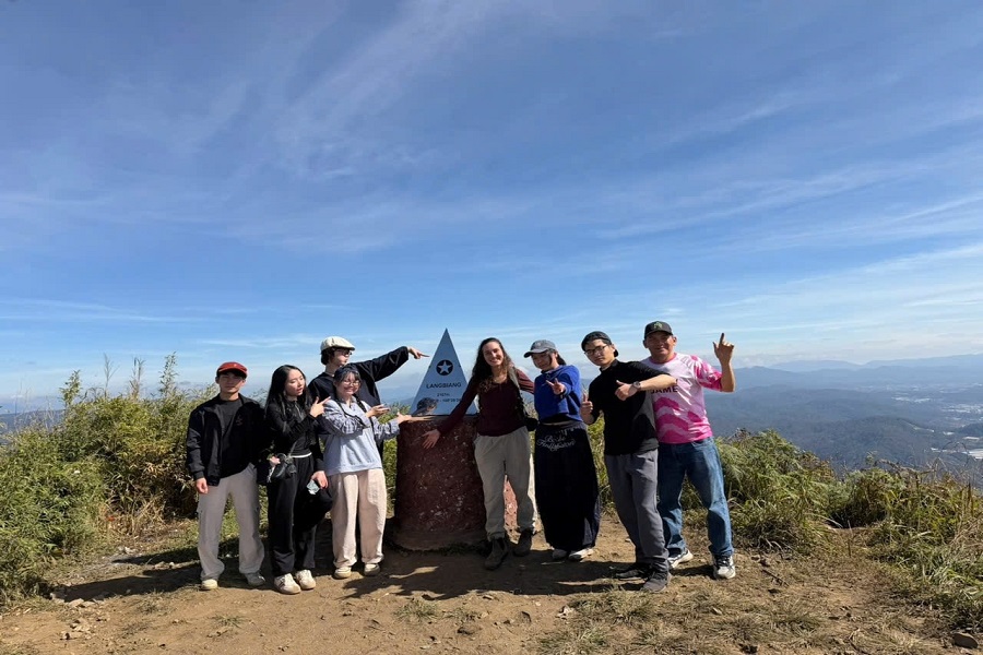 Đỉnh n&uacute;i B&agrave; - Lang Biang với độ cao 2.167 m so với mặt nước biển