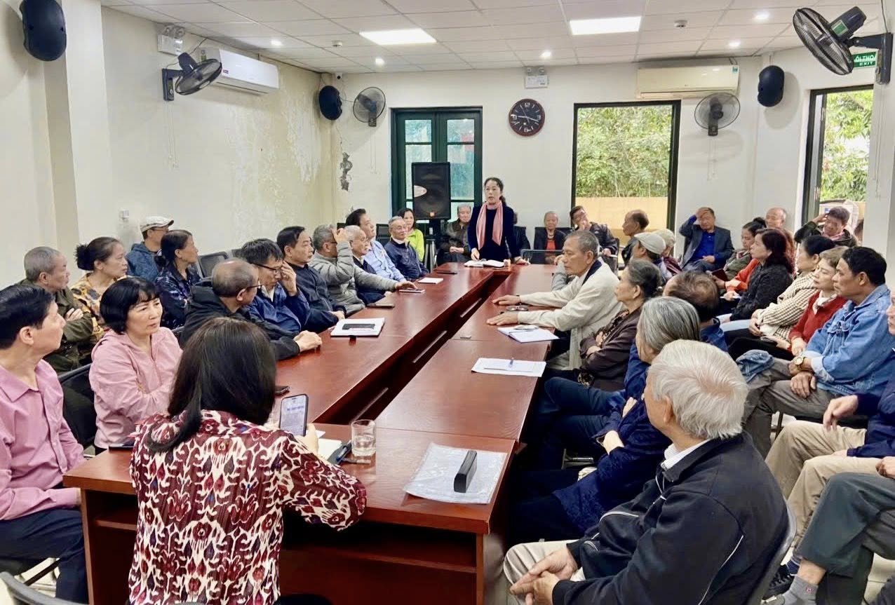 Đ&ocirc;ng đảo cử tri phường Ho&agrave;n Kiếm tham gia thảo luận, đ&oacute;ng g&oacute;p &yacute; kiến tại hội nghị giới thiệu tiểu sử người ứng cử đại biểu Quốc hội v&agrave; đại biểu Hội đồng nh&acirc;n d&acirc;n c&aacute;c cấp.