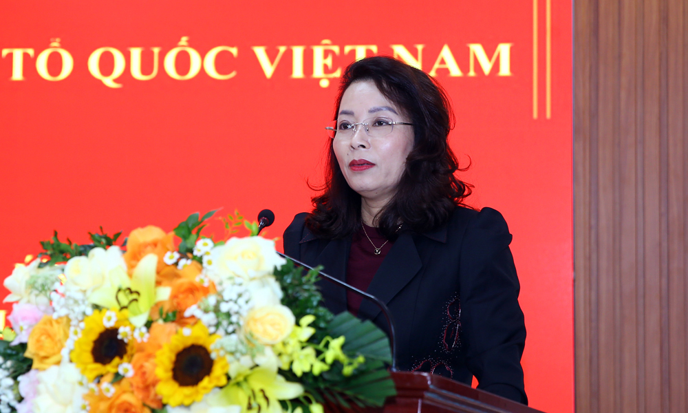 B&agrave;: Nguyễn Thị Hương, Ph&oacute; B&iacute; thư Thường trực Tỉnh ủy ph&aacute;t biểu tại hội nghị.