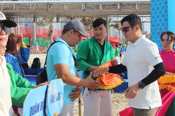 &Ocirc;ng Nguyễn Hữu An tặng hoa v&agrave; cờ lưu niệm cho c&aacute;c đo&agrave;n VĐV