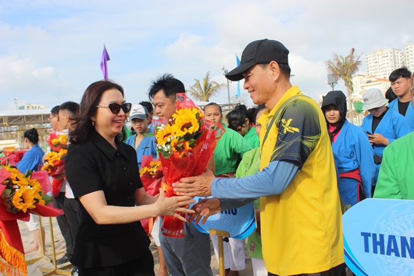 B&agrave; Trần Thị Thu Hiền, Ph&oacute; Gi&aacute;m đốc Sở Văn h&oacute;a v&agrave; Thể thao TP HCM tặng hoa cho c&aacute;c đơn vị dự giải