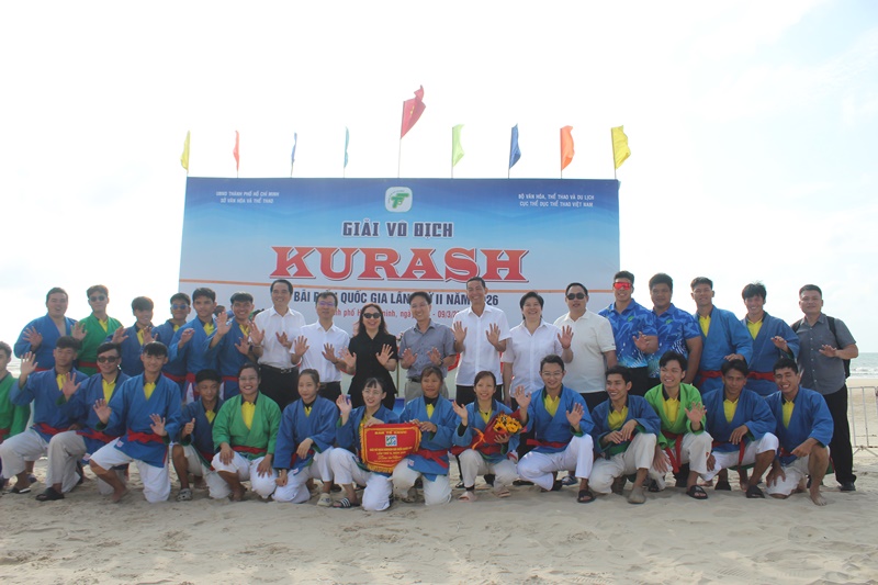 Ban tổ chức chụp h&igrave;nh lưu niệm với c&aacute;c đo&agrave;n VĐV