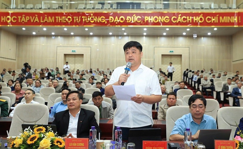 Cử tri x&atilde; Tuần Gi&aacute;o, tỉnh Điện Bi&ecirc;n gửi nhiều kiến nghị đến c&aacute;c ứng vi&ecirc;n đại biểu Quốc hội khi về gặp gỡ, tiếp x&uacute;c cử tri tại địa b&agrave;n. Ảnh: NGỌC THANH