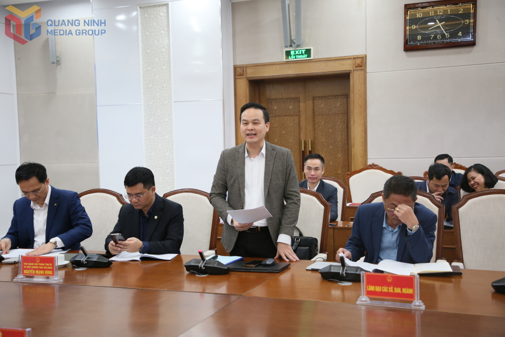 Đại diện Ban Quản l&yacute; Khu kinh tế tỉnh Quảng Ninh b&aacute;o c&aacute;o một số nội dung cơ bản của Đề &aacute;n