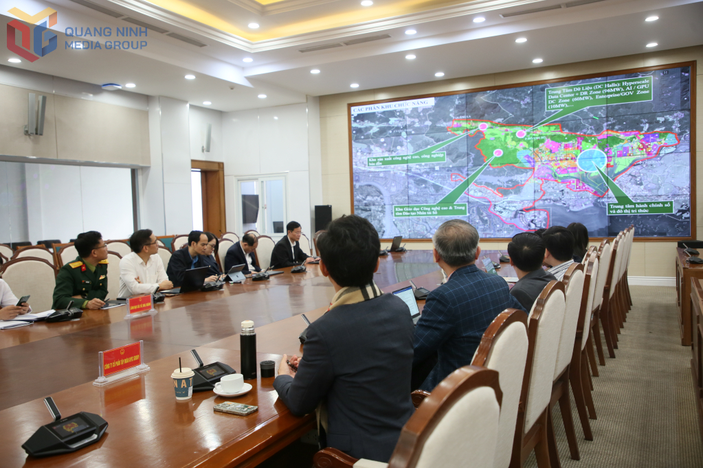 Th&agrave;nh vi&ecirc;n Hội đồng theo d&otilde;i thuyết minh Đề &aacute;n KKT số v&agrave; tri thức tự do Quảng Ninh