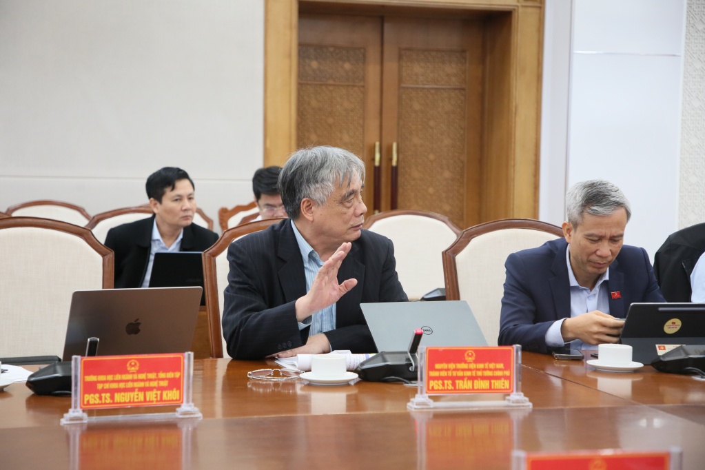 Th&agrave;nh vi&ecirc;n Hội đồng đ&oacute;ng g&oacute;p một số &yacute; kiến đ&oacute;ng g&oacute;p v&agrave;o Đề &aacute;n