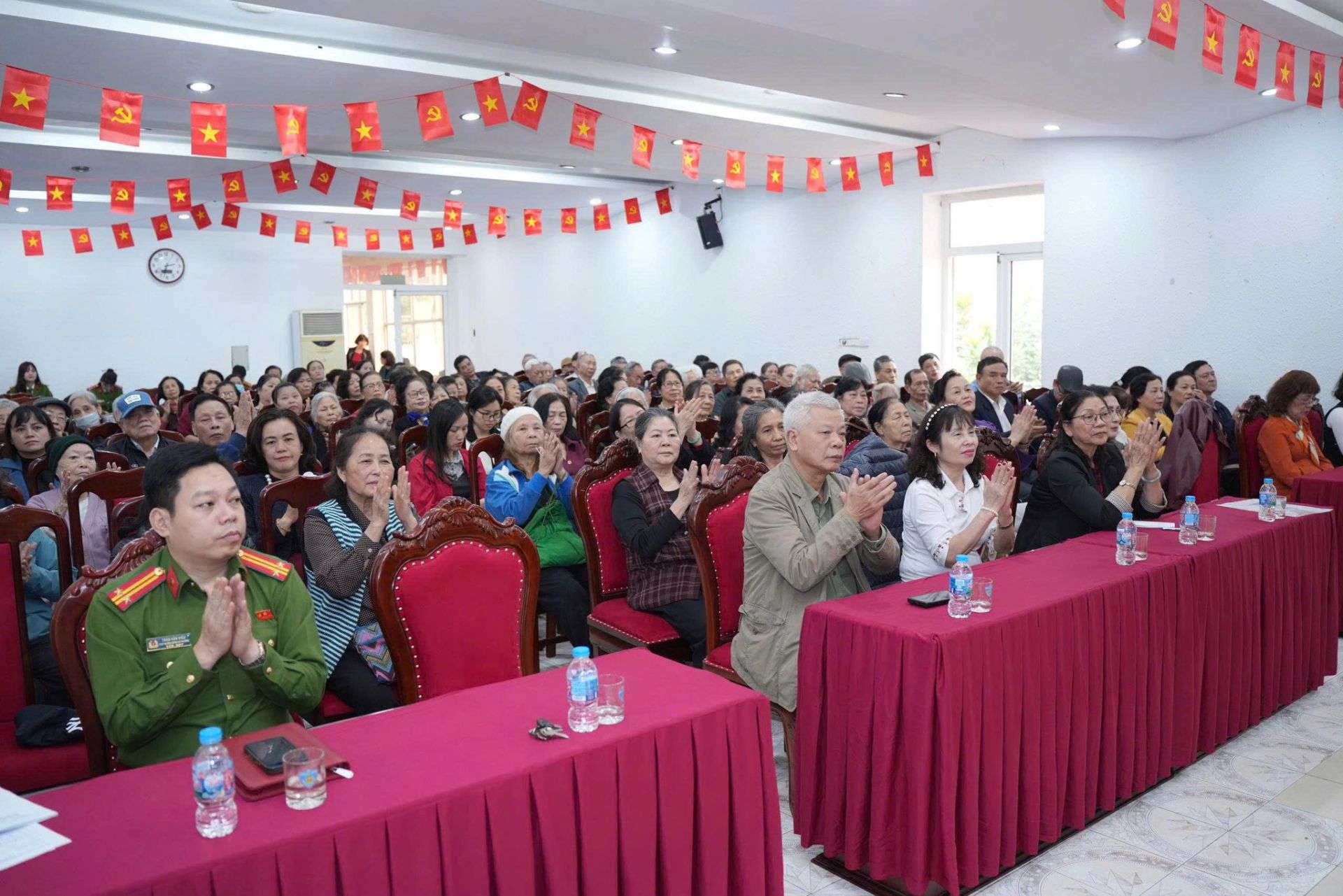 Đ&ocirc;ng đảo cử tri phường L&aacute;ng tham dự hội nghị tiếp x&uacute;c cử tri với người ứng cử đại biểu Hội đồng nh&acirc;n d&acirc;n phường nhiệm kỳ 2026&ndash;2031.