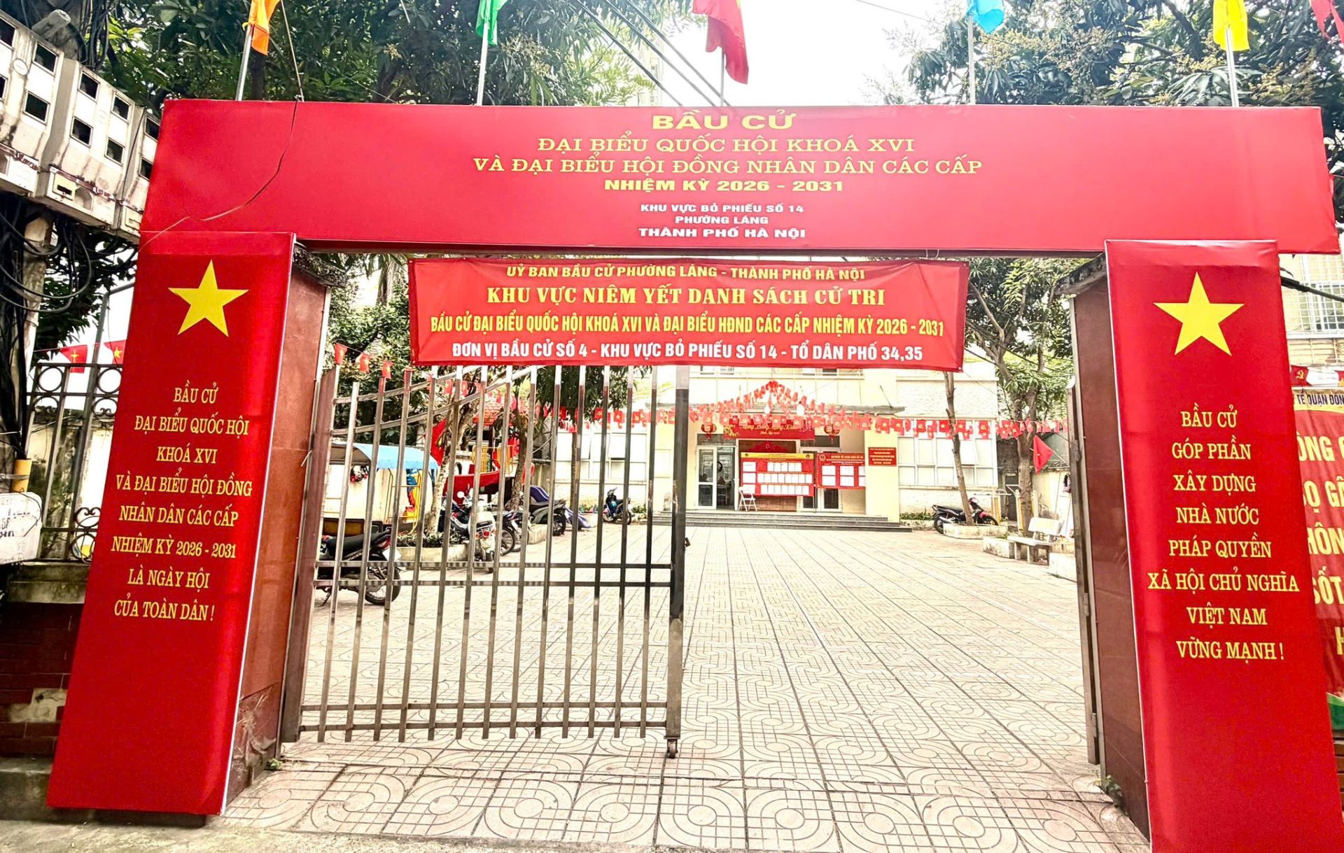 C&ocirc;ng t&aacute;c trang tr&iacute;, tuy&ecirc;n truyền bầu cử được triển khai tại khu vực bỏ phiếu tr&ecirc;n địa b&agrave;n phường L&aacute;ng tạo kh&ocirc;ng kh&iacute; hướng về ng&agrave;y hội bầu cử.