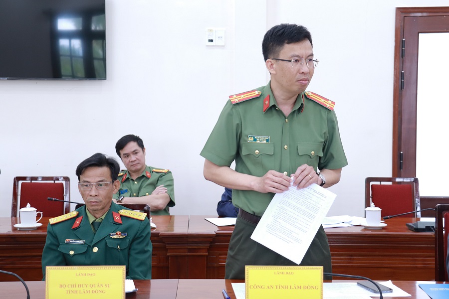 L&atilde;nh đạo C&ocirc;ng an tỉnh tham gia &yacute; kiến tại buổi l&agrave;m việc