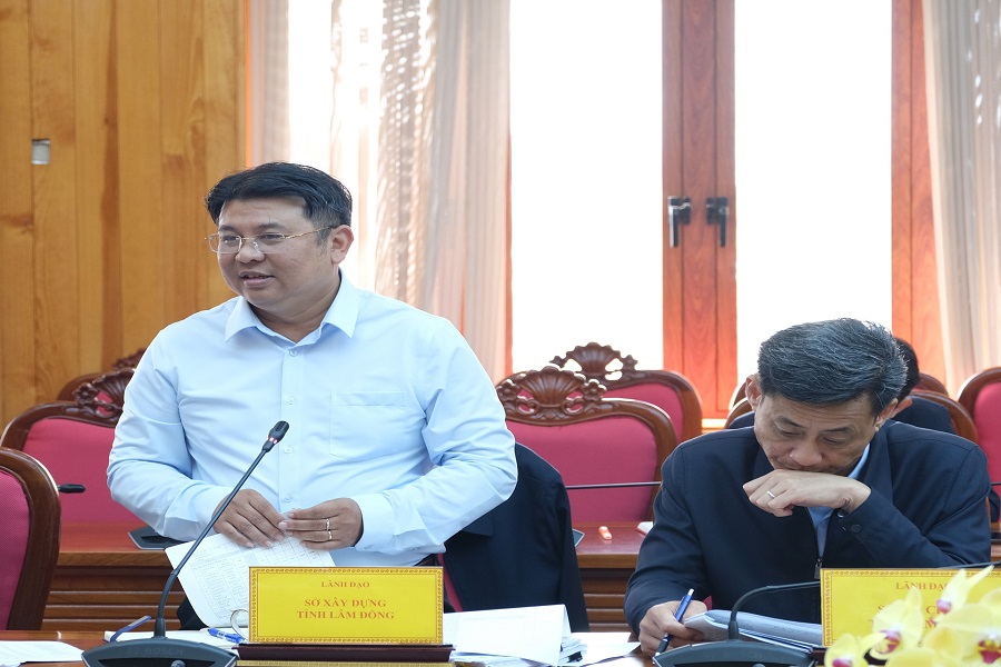 L&atilde;nh đạo Sở X&acirc;y dựng b&aacute;o c&aacute;o t&igrave;nh t&igrave;nh triển khai nh&agrave; ở tr&ecirc;n to&agrave;n tỉnh