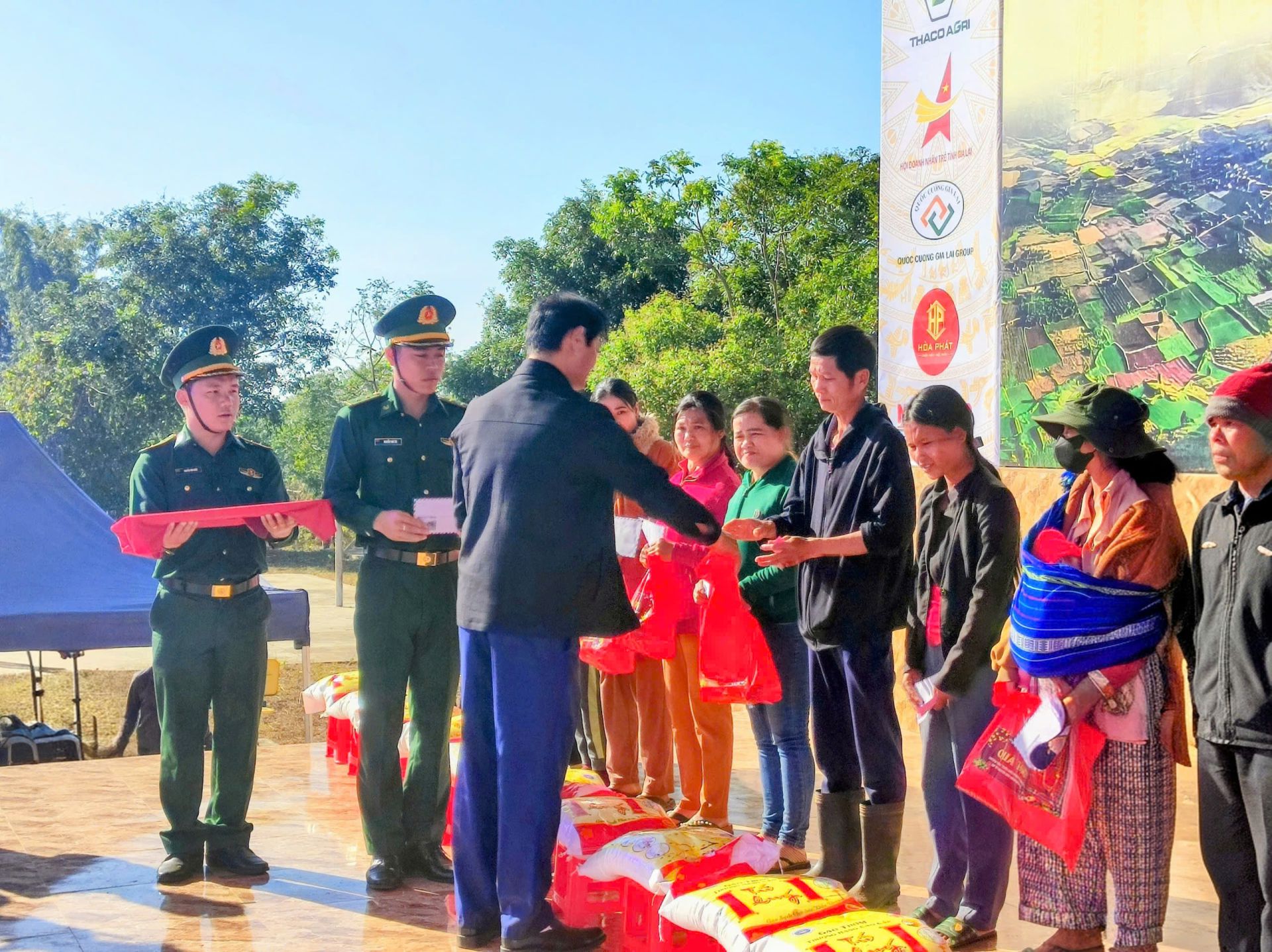 &Ocirc;ng Phan L&ecirc; Sơn - đại diện X&iacute; nghiệp trao qu&agrave; cho người d&acirc;n