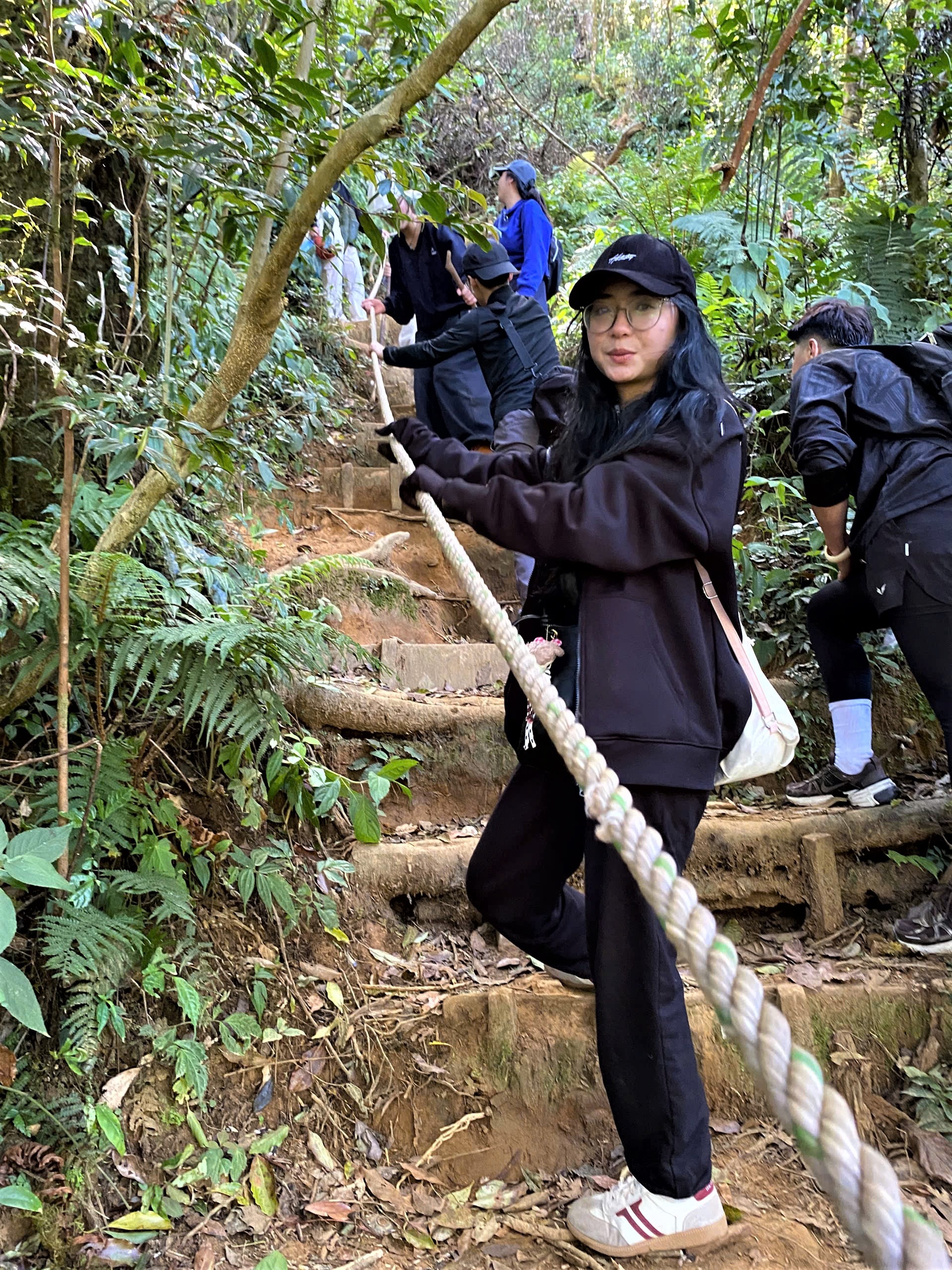 Những con dốc với bậc tam cấp gần đỉnh n&uacute;i B&agrave; - Lang Biang