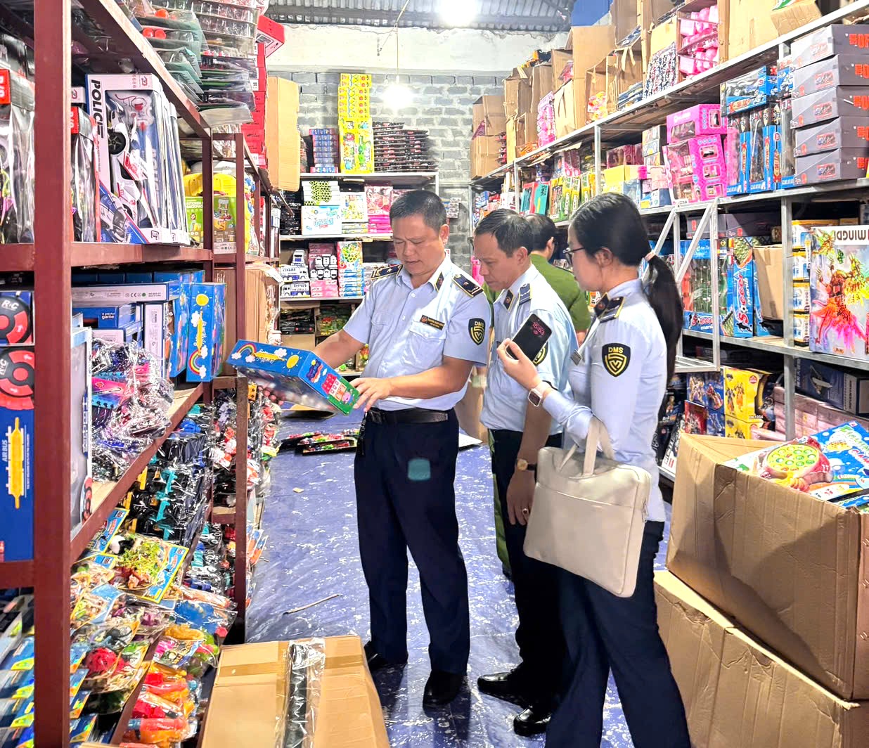 Tăng cường kiểm tra h&agrave;ng h&oacute;a