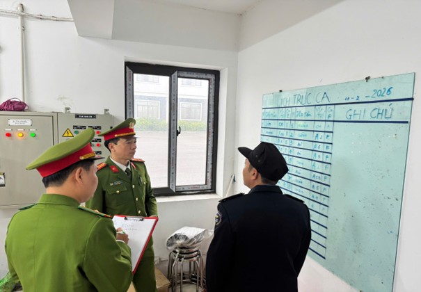 Một số h&igrave;nh ảnh CBCS Đội Chữa ch&aacute;y v&agrave; cứu nạn, cứu hộ khu vực Xu&acirc;n Trường hướng dẫn cơ sở trang bị, lắp đặt thiết bị truyền tin b&aacute;o ch&aacute;y