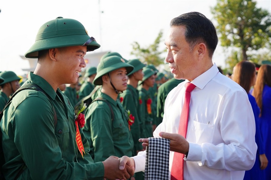 Ph&oacute; B&iacute; thư Tỉnh ủy, Chủ tịch UBND tỉnh, Chủ tịch Hội đồng Nghĩa vụ Qu&acirc;n sự tỉnh Lữ Quang Ngời động vi&ecirc;n thanh ni&ecirc;n nhập ngũ.