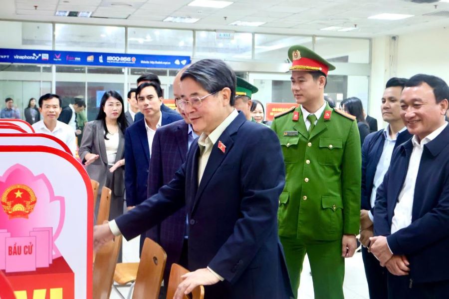 Ph&oacute; Chủ tịch Quốc hội Nguyễn Đức Hải&nbsp; kiểm tra tại c&aacute;c địa điểm tổ chức bầu cử