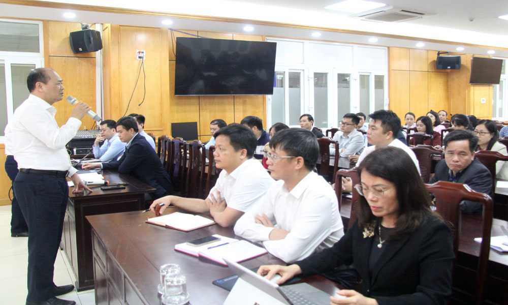 Đồng ch&iacute; Nguyễn Văn Phương, Ph&oacute; Gi&aacute;m đốc Sở Nội vụ, Trưởng Tiểu ban gi&uacute;p việc Ủy ban Bầu cử tỉnh trao đổi một số nội dung li&ecirc;n quan.