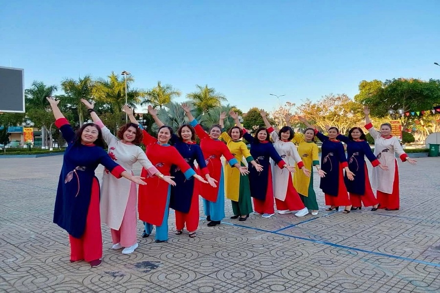 Hoạt động đồng diễn d&acirc;n vũ tại nhiều địa điểm c&ocirc;ng cộng gắn với kh&ocirc;ng gian văn h&oacute;a của từng địa phương