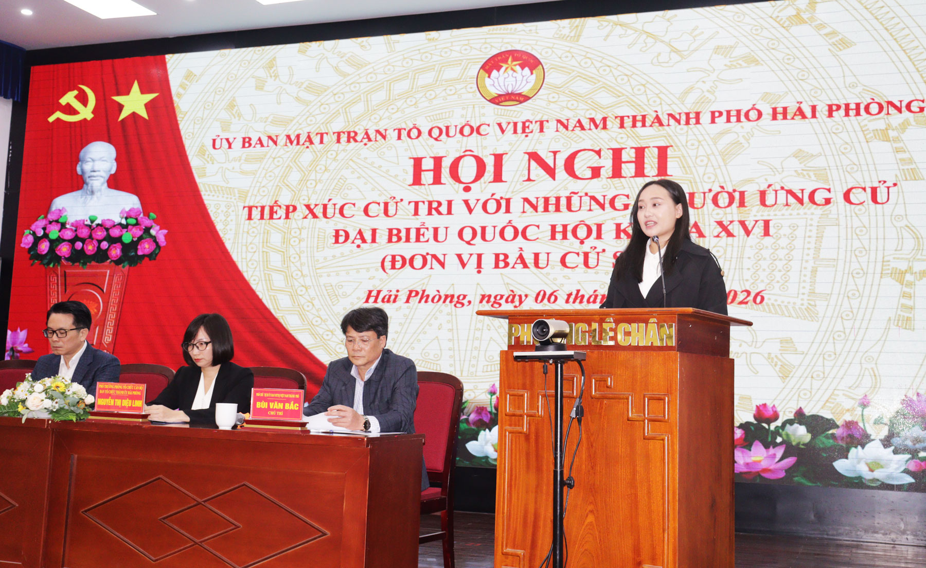 B&agrave; Nguyễn Thị Thu Huệ, diễn vi&ecirc;n Nh&agrave; h&aacute;t ch&egrave;o Xứ Đ&ocirc;ng tr&igrave;nh b&agrave;y Chương tr&igrave;nh h&agrave;nh động.