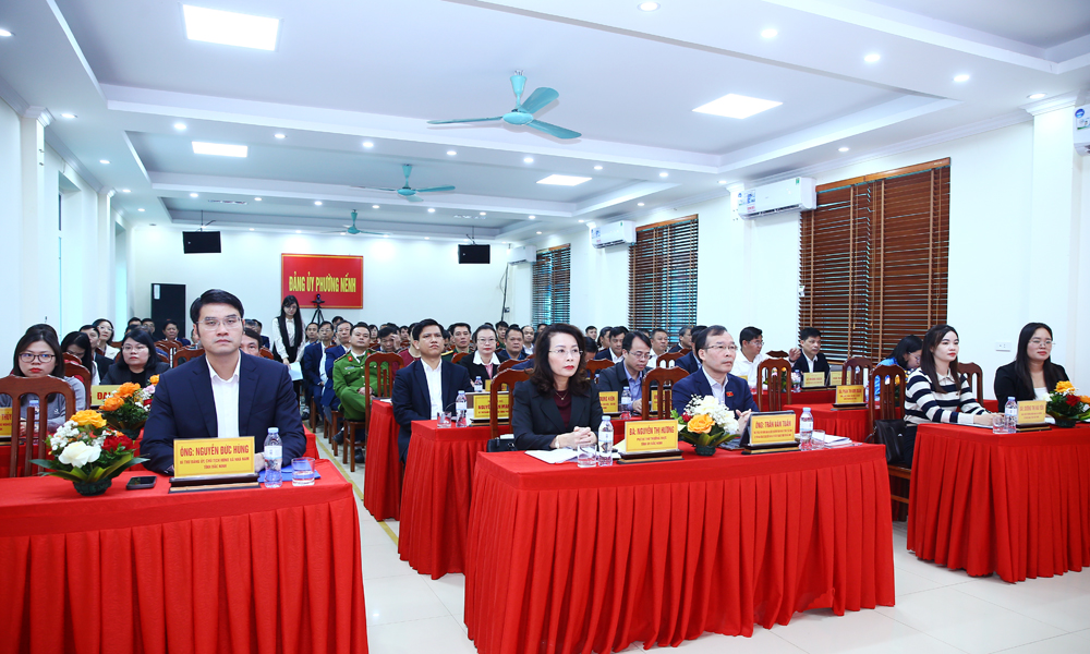 Quang cảnh buổi tiếp x&uacute;c giữa cử tri phường Nếnh với những người ứng cử.