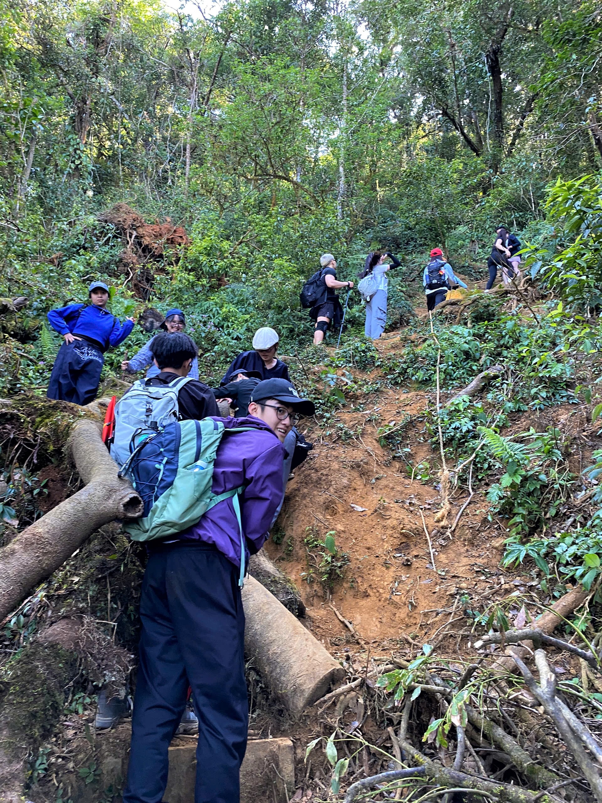 Rất đ&ocirc;ng người leo n&uacute;i t&igrave;m sự thử th&aacute;ch cho bản th&acirc;n m&igrave;nh tr&ecirc;n con đường l&ecirc;n đỉnh n&agrave;y