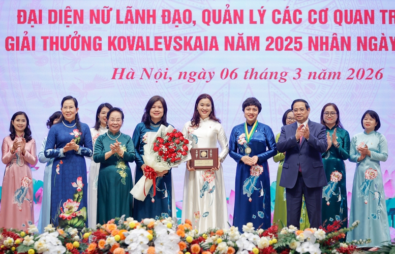 Thủ tướng trao Giải thưởng Kovalevskaia năm 2025 cho Tập thể c&aacute;c nh&agrave; khoa học nữ với cụm c&ocirc;ng tr&igrave;nh "Ứng dụng x&uacute;c t&aacute;c sinh học n&acirc;ng cao gi&aacute; trị n&ocirc;ng sản Việt" thuộc Khoa kỹ thuật Thực phẩm, Trường H&oacute;a v&agrave; Khoa học sự sống, Đại học B&aacute;ch khoa H&agrave; Nội - Ảnh: VGP/Nhật Bắc