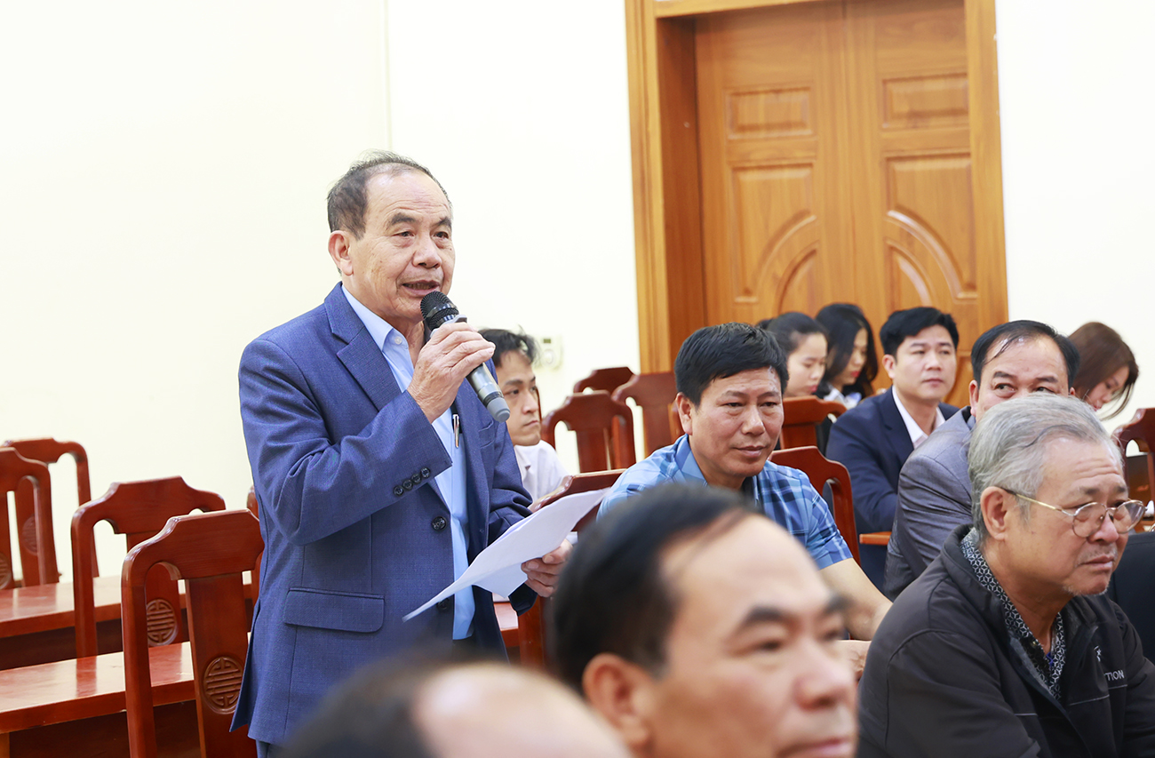 Cử tri phường Tiền Phong đề xuất &yacute; kiến tại hội nghị tiếp x&uacute;c